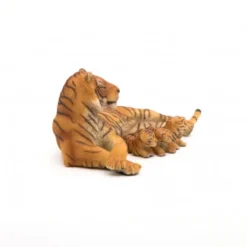 Papo 50156 Liegende Säugende Tiegerin -Spielzeug Geschäft papo 50156 liegende saeugende tiegerin 3